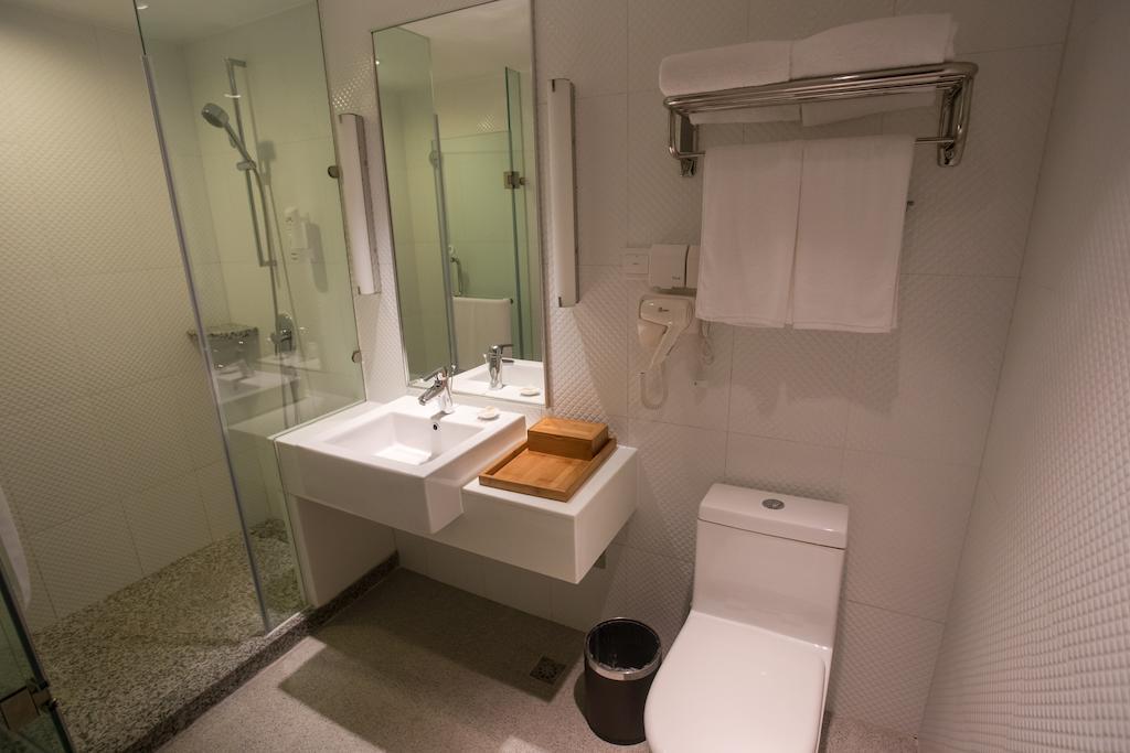 Ji Railway Station West Tianmu Road Hotel 4*