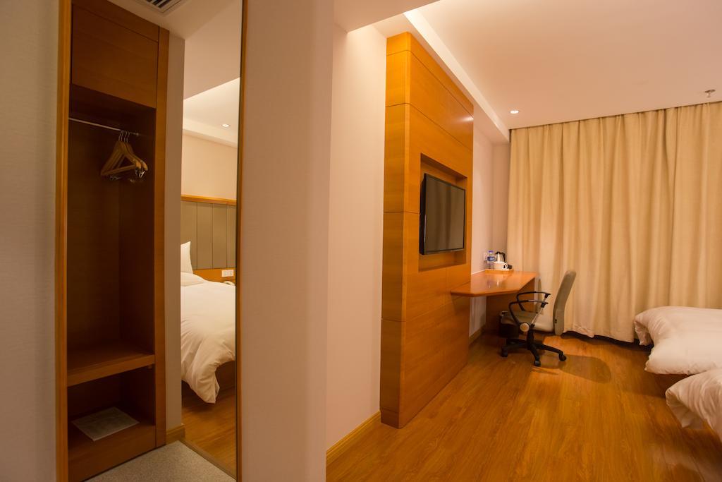 Ji Railway Station West Tianmu Road 4*