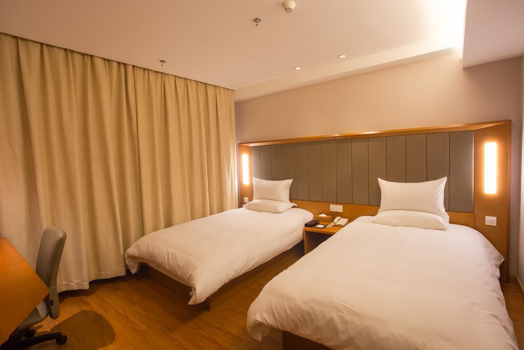 Ji Railway Station West Tianmu Road Hotel 4*