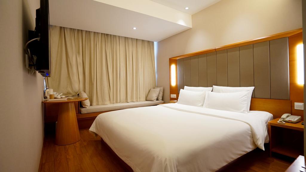 Ji Railway Station West Tianmu Road Hotel